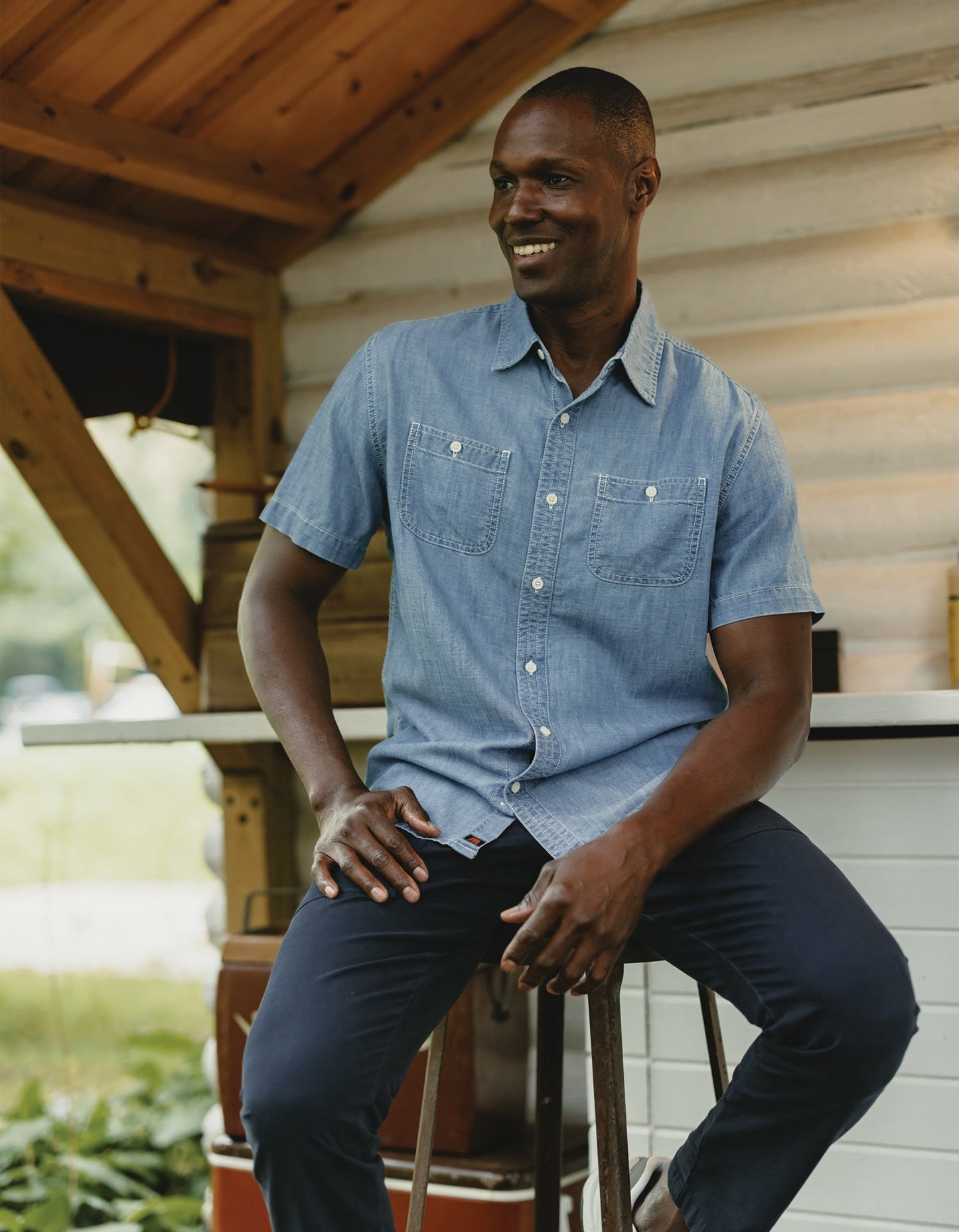 Chambray Short Sleeve Button Up in Medium Wash