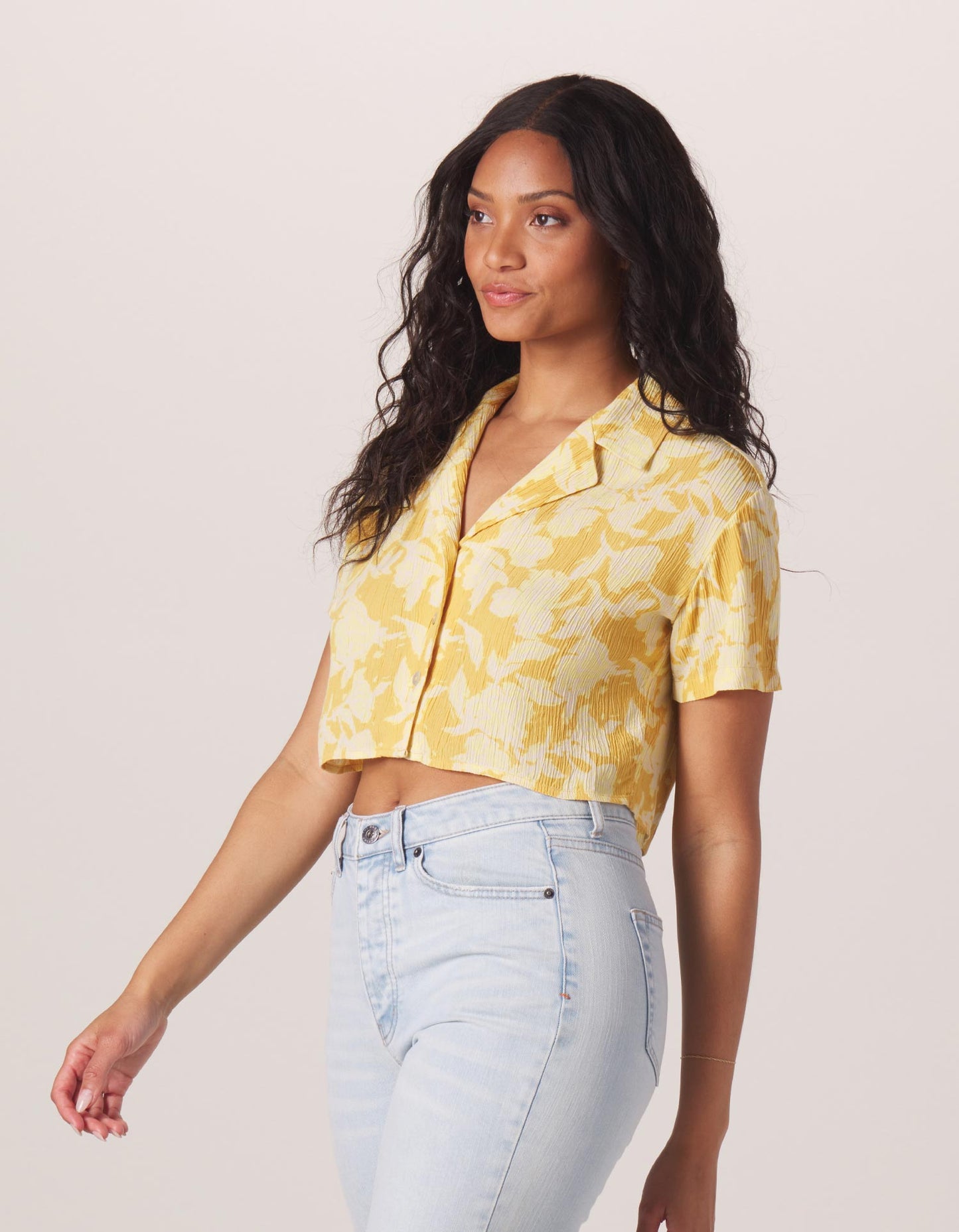 Ezra Crepe Cropped Shirt in Cliff Rose Print On Model from Side